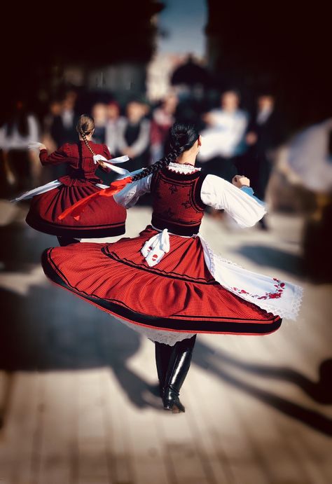 Dancing Wallpaper, Spanish Dress, Jazz Costumes, Folk Dance, Beautiful Costumes, Traditional Fashion, Folk Costume, So Cool, Korean Beauty