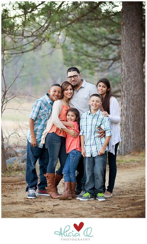 idea for our family plus one child & a dog. Large Family Pictures, Large Family Photography, Large Family Poses, Big Family Photos, Large Family Photos, Family Photos With Baby, Family Portrait Poses, Children Photography Poses, Sibling Photography