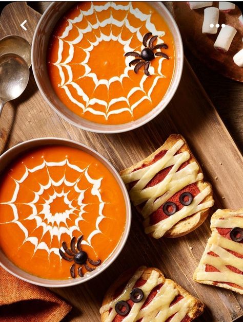 Halloween Soup, Snack Halloween, Plat Halloween, Diy Halloween Food, Creepy Halloween Food, Halloween Food Ideas, Fest Mad, Halloween Menu, Halloween Party Dinner