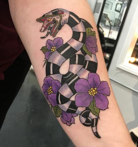 Desiree Castaneda on Instagram: “Had such a blast doing this sand worm on Hope! Thanks so much sweetie! #beetlejuice #beetlejuicetattoo #neotraditionaltattoo #neotrad…” Sand Worm, Beetlejuice Tattoo, Pink Tattoo, Goth Tattoo, Gothic Tattoo, Traditional Tattoo Art, Horror Tattoo, Badass Tattoos, Halloween Tattoos