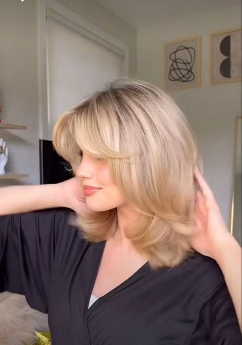 Cute Haircuts Blonde, Short Hair With Movement, Hairstyles For Long Necks, Women’s Layered Hairstyles, Cute Haircuts For Blondes, 90s Women Haircut, Olivia Hatcher Hair, Mis Length Haircut, Avery Woods Hair