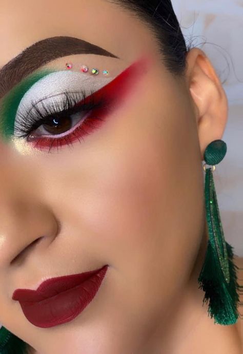 #makeup #color #lauramercier #maquillajepatrio #lashes #patrio #maquillajemexicano Mexican Makeup, Beauty Logo Makeup, Black Makeup Artist, Makeup Ojos, Drag Makeup, Unique Makeup, Black Makeup, Day Makeup, Diy Makeup