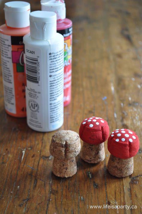 Wine Cork Fairy House, Mushroom Cork Diy, Cork Garden Ideas, Wine Cork Mushroom, Wine Cork Crafts For Kids, Diy Mini Mushrooms, Cork Mushrooms, Make Fairy House, Mushroom Crafts Diy