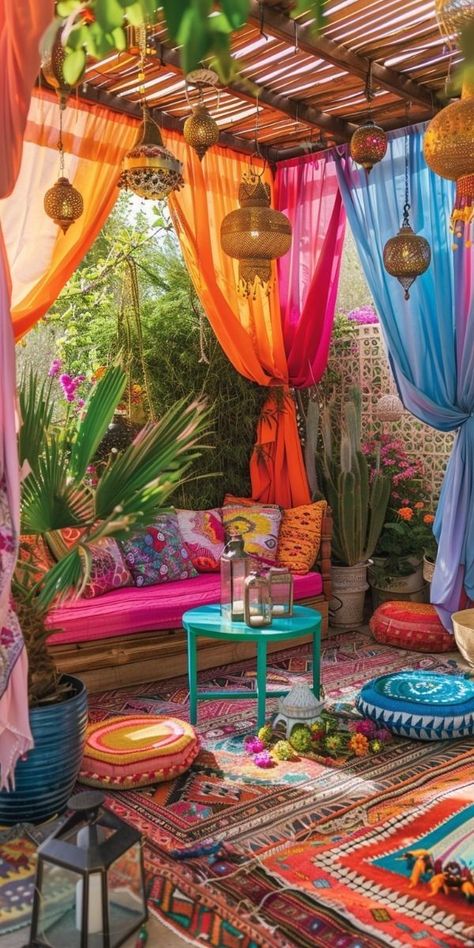 Boho Backyard Ideas, Colorful Boho Patio, Boho Backyard Patio, Small Backyard Decor, Boho Chic Patio, Colorful Patio Decorating Ideas, Boho Outdoor Patio, Boho Patio Ideas, Vintage Store Ideas