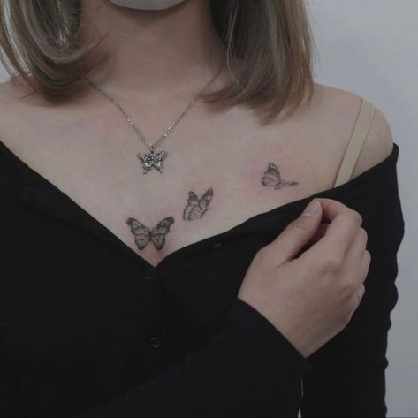 Sternum Tattoos For Women, Tattoo Frau, Sternum Tattoos, Borboleta Tattoo, Dainty Tattoo, Underboob Tattoo Designs, Chest Tattoo Ideas, Small Chest Tattoos, Tiny Butterfly