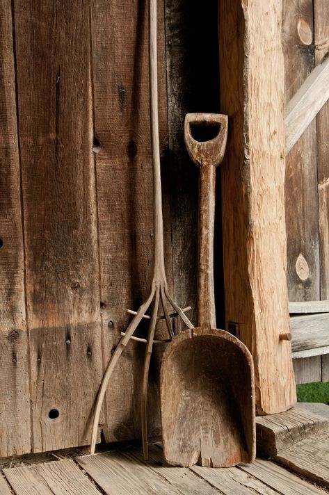 Old farm implements.....have loved these since I was a child...not sure why, but aren't they wonderful? Farm Tools, Antique Tools, Primitive Antiques, Farms Living, Old Tools, Photography Classes, Vintage Tools, Old Barns, Country Charm