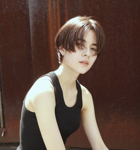 Lesbian Short Hair, Lesbian Hair, Japanese Short Hair, Tomboy Hairstyles, Short Hair Tomboy, 70s Hair, Hair Inspiration Short, Hair Images, Short Hair Haircuts