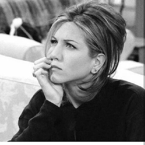 "That look when you're sitting mid-week trying to figure how far the weekend is!" 🤔  Hey Fans ! Check the link in the bio to buy Exclusive… Estilo Rachel Green, Rachel Green Hair, Friends Rachel, Rachel Green Style, Rachel Green Outfits, Rachel Friends, Jennifer Aniston Hair, Jennifer Aniston Hot, Friends Scenes