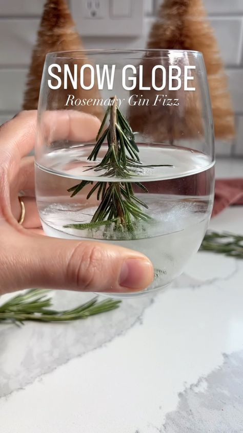 ❄️🌲Snow Globe Rosemary Gin Fizz🌲❄️ How cute did these turn out?! 🥂❄️✨After many trials and errors using different methods, I finally got… | Instagram Frozen Rosemary Tree Cocktail, Rosemary Tree Drink, Frozen Rosemary Cocktail, Rosemary Christmas Tree Cocktail, Christmas Tree Drink, Rosemary Ice Cubes, Rosemary Gin Fizz, Rosemary Christmas Tree, Wine Christmas Tree