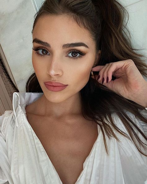 Olivia Culpo on Instagram: “28 days, 07 hours, and 46 minutes left until 2021 but who’s counting? 🥴” Olivia Culpo Makeup, Olivia Culpo Hair, Olivia Culpo Style, Natural Glowy Makeup, Eyes Brown, Hair Color Auburn, Olivia Culpo, Foto Art, Kiss Makeup