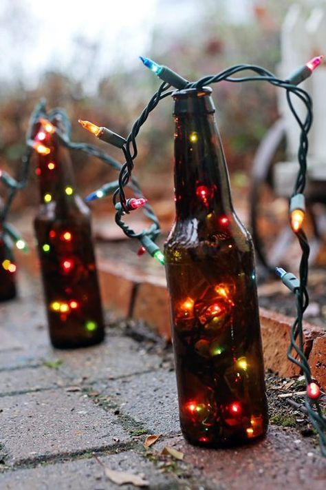 LOVE this idea for an outdoor Christmas light decoration! Beer Bottle Lights, Beer Bottle Decor, Diy Christmas Light Decorations, Beer Bottle Diy, Bottle Upcycle, Beer Crafts, Beer Bottle Crafts, Cool Beer, Jar Projects