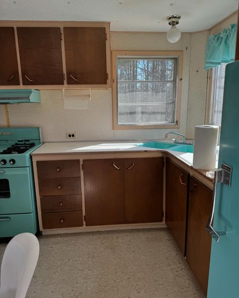 My New Moon 1963 mobile home I resell out of. All original turquoise appliances and fixtures. Trailer Kitchen, Mobil Homes, Retro Trailers, Moon Mobile, Homes Inside, Trailer Home, Mobile Home, New Moon, Kitsch