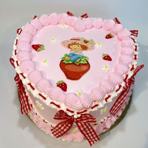 strawberry shortcake 🍓🎀 . . . Inspo: @sweettreatsbylisandra 🤍 #strawberryshortcakevintage #strawberryshortcake #heartcakes #trendycakes #cakesofinstagram #nccakes #coquettecake🎀 #explorepage✨ #pinterestcakes #plaidribbon #vintagecakedesign #berrycake Strawberry Lunchbox Cake, Strawberry Shortcake Tea Party, Strawberry Shortcake Heart Cake, Strawberry Shortcake Baby Shower Cake, Strawberry Shortcake Cake Design, Strawberry Smash Cake First Birthdays, Strawberry Shortcake Birthday Cake, Strawberry Shortcake Vintage, Smash Cake First Birthday