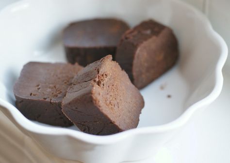 Sugar Free, Gluten Free, Anti-Candida, Vegan Carob Fudge Recipe | Ricki Heller (Some strange ingredients) Carob Fudge, Anti Candida Recipes, Carob Recipes, Candida Recipes, Candida Diet Recipes, Cupcakes Recipes, Vegan Candies, Autoimmune Paleo, Vegan Sugar