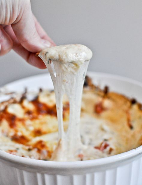 135 Recipes for FOOTBALL season @How Sweet Eats White Pizza Dip, Cream Cheese Pizza, Pizza Dip, Pizza Bianca, White Pizza, Queso Dip, Tailgate Food, Football Food, Snacks Für Party