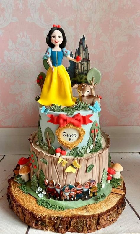 Snowwhite Birthday Cake, Snow White Theme Cake, Snow White Cake Design, Snow White Birthday Cake, Snow White Cupcakes, Jungle Baby Shower Cake, Princess Party Cake, Summer Birthday Cake, Disney Princess Birthday Cakes