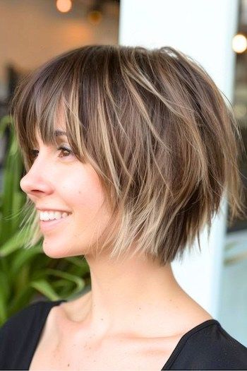 Short Bob Choppy Layers, Short Edgy Bob With Bangs, Choppy Layered Haircuts For Short Hair, Layers Bob Short, Short Hairstyles Layers, Short Choppy Hair With Bangs, Short Bob Long Bangs, Chin Length Shaggy Bob, Heavy Bangs Short Hair