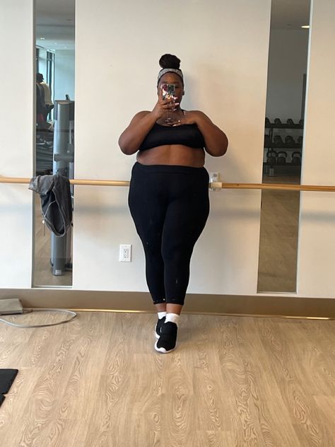 Yoga Outfit Black Women, Plus Size Gym Aesthetic Girl, Plus Size Gym Girl, Plus Size Fitness Aesthetic, Fall Routine Ideas, Gym Outfits For Women Plus Size, Black Women Working Out, Gym Outfit Plus Size, Black Gym Girl