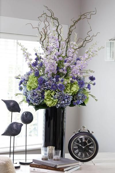 Tall Glass Vase Arrangements, Black Vase Flower Arrangement, Corner Vase, Flower Vase Ideas, Best Artificial Flowers, Tall Vase Arrangements, Black Glass Vase, Tall Flower Arrangements, Tall Floral Arrangements