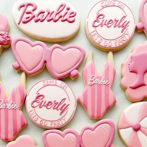 Ashley | Spokane Sugar Cookies on Instagram: "Looked back through my photos from last year and would you believe it, COULD you believe it…I forgot to post this killer BARBIE order?! Joint parties for two sisters, all the style, all the class…it’s a yes for me, every time.
.
.
#barbiecookies #barbie #barbiemovie #spokanecookies #bradyladybakery 
Barbie, Barbie cookies, custom cookies, decorated cookies, sugar cookies, decorated sugar cookies, cookie art, Spokane, Spokane cookies" Barbie Cookies Decorated, Barbie Cookies, Barbie Bday, Bachelorette Cookies, Pool Cake, Girls Party Games, Cookie Decorating Party, Pink Food, Cookies Sugar