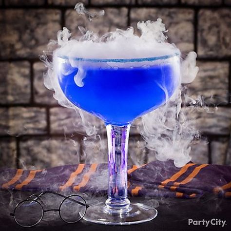 The Harry Potter  Rim a glass with blue sugar sprinkles Combine Vodka,Lemonade and blue curacao and used tongs to add food-grade dry ice chips Harry Potter Cocktails, Glace Fruit, Ice Chips, Red Sugar, Hollywood Party Theme, Cocktail Ideas, Harry Potter Food, Hollywood Theme, Theme Harry Potter