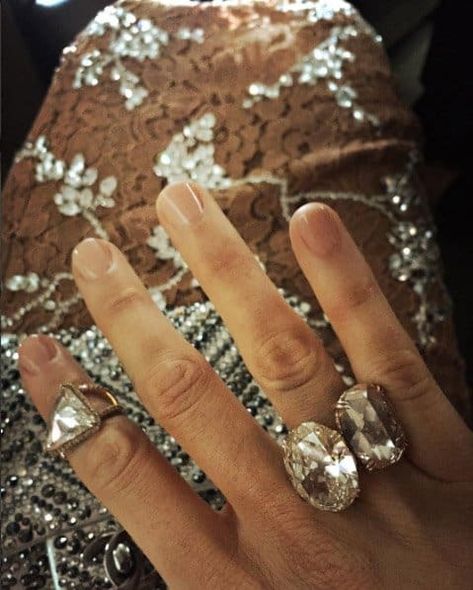 7 Times Blake Lively Proved She Has a Jewelry Obsession Blake Lively Ring, Lorraine Schwartz Jewelry, Blake Lovely, Lorraine Schwartz, Hollywood Jewelry, Stars D'hollywood, Red Carpet Jewelry, Sag Awards, Jewelry Post