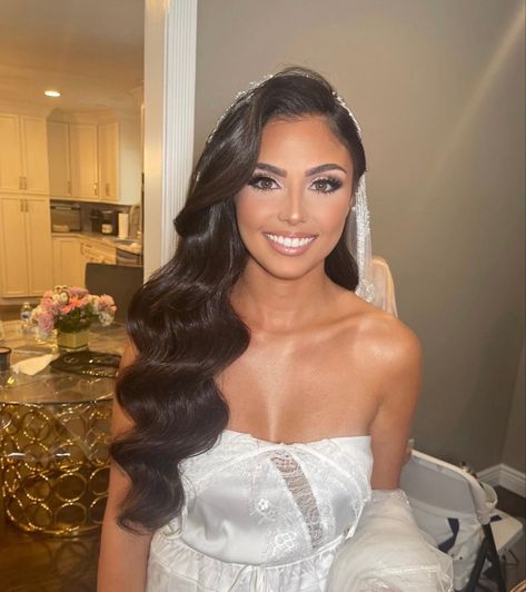 Bridal Wedding Hair Down Curls, Wedding Hair Hollywood, Bride Hair Hollywood Curls, Bridal Hair Curls Long, Hollywood Hair Wedding Brides, Bride Makeup For Hazel Eyes, Wedding Hairstyles Plus Size Bride, Hollywood Hair Bride, Hollywood Curls Bride