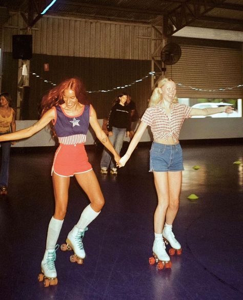 ig: @jenaya.okpalanze 🤎 70s Aesthetic Photos, Summer In The 80s, 70s Girl Aesthetic, 90s Roller Skating Outfit, 80s Girl Aesthetic, 80s Inspired Photoshoot, Roller Skating Aesthetic 80s, Photoshoot 90's Style, 80s Outfits Aesthetic