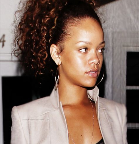 Rihanna No Makeup Clara Lionel Foundation, Rihanna Makeup, High Pony, Curly Ponytail, Ethnic Hairstyles, Natural Hair Inspiration, Girl Tips, High Ponytails, Big Hair