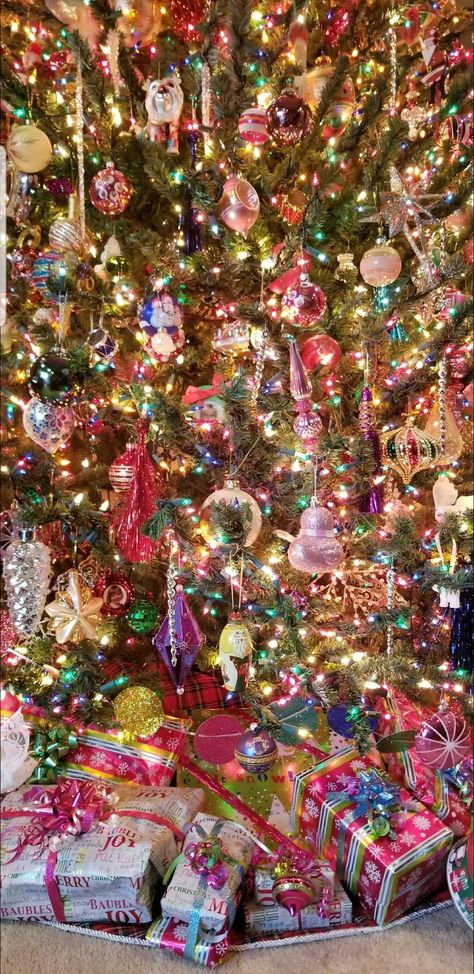 Candy Canes On Christmas Tree, 1950s Christmas Tree, Tacky Christmas Tree, Colored Lights Christmas Tree, Colourful Christmas, 50s Christmas Aesthetic, Retro Christmas Aesthetic, White House Christmas Decorations, Vintage Christmas Tree Decorations