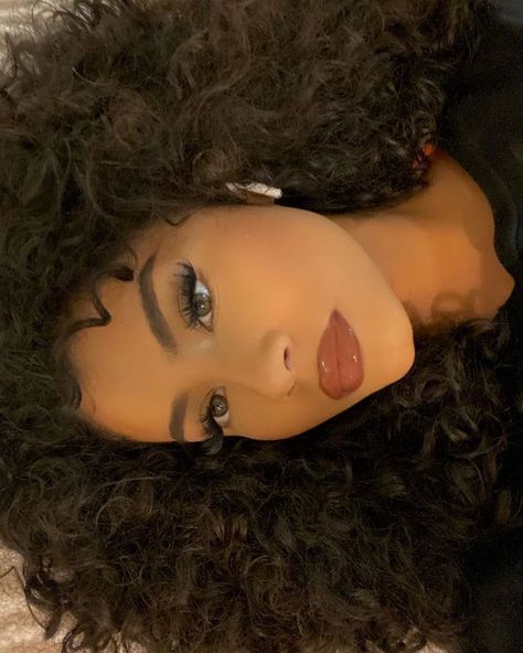 Girl Goals, Art Deco Decor, Makijaż Smokey Eye, Cute Makeup Looks, Curly Girl Hairstyles, Baddie Hairstyles, Boho Chic Decor, Curly Girl, Girls Makeup