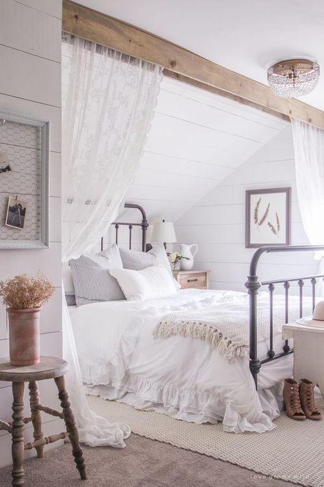 A clean and cozy farmhouse master bedroom with tons of vintage charm Camera Shabby Chic, Rustic Farmhouse Bedroom, Farmhouse Bedroom Decor Ideas, Bilik Idaman, Farmhouse Style Bedrooms, Bedroom Styling, Modern Farmhouse Bedroom, Comfy Bedroom, Small Bedrooms