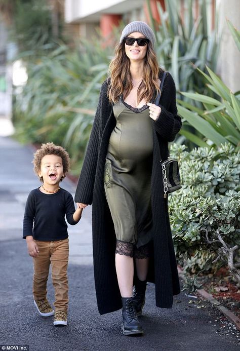 Ready to pop! Pregnant Nicole Trunfio stuns in racy lace slip dress while taking son Zionn... Nicole Trunfio Pregnant, Slip Dress Pregnant, Maternity Slip Dress, Pregnant Dress Outfits, Cool Pregnancy Outfits, Pregnancy Ootd, Bad Mothers, Dress And Cardigan Outfit, Green Silk Slip Dress