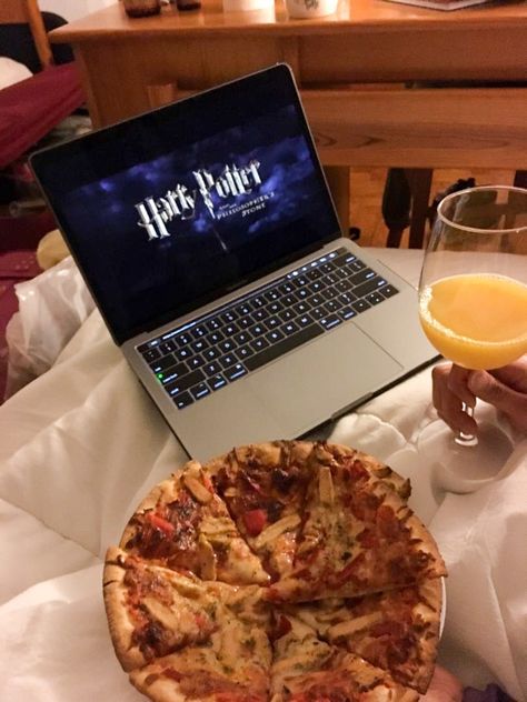 #pizza #movie #harrypotter Pizza Movie Night, Fall Pizza, Christmas Set, Pizza Night, Christmas Settings, Christmas Movies, Movie Night, Harry Potter, Witch