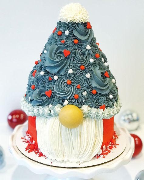 Gnome Christmas Cake, Gnome Cake Ideas, Gnome Birthday Cake, Cake Decorating Ideas Christmas, Swedish Gnomes, Gnome Cake, Christmas Cake Decorating Ideas, Mushroom Cupcakes, Cake Challenge