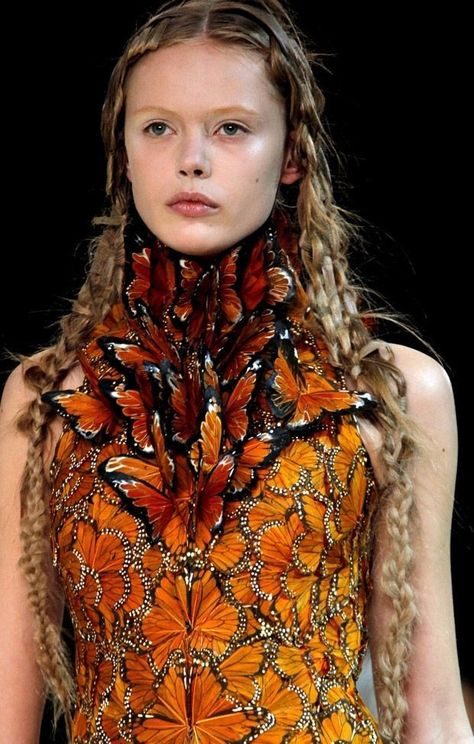 Cool Chic Style Fashion: Alexander McQueen Spring/Summer 2011 Collection details Mcqueen Couture, Alexander Mcqueen Designs, Alexander Mcqueen Runway, Coin Couture, Alexander Mcqueen Fashion, Savage Beauty, Alexander Mcqueen Dresses, Mcqueen Fashion, Chanel Couture