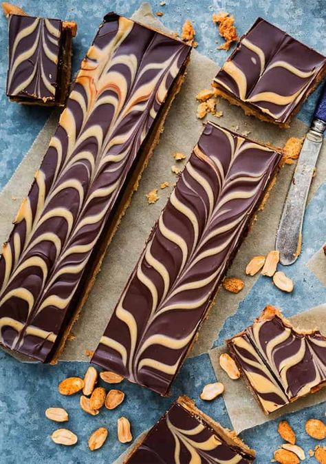 Millionaires Shortbread, Millionaire's Shortbread, Brownie Treats, Millionaire Shortbread, Yoghurt Cake, Tray Bake Recipes, Shortbread Bars, Tray Bake, Chocolate And Peanut Butter