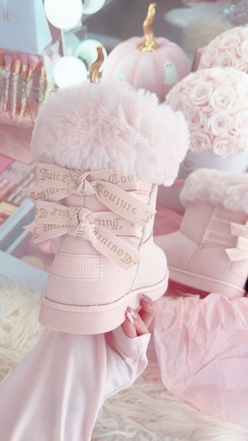 Pink Winter Shoes, Juicy Couture Uggs, Xmas Wishlist Ideas, Light Pink Uggs, Pink Uggs With Bows, Strawberry Bed, Couture Boots, Girly Winter, Juicy Couture Boots