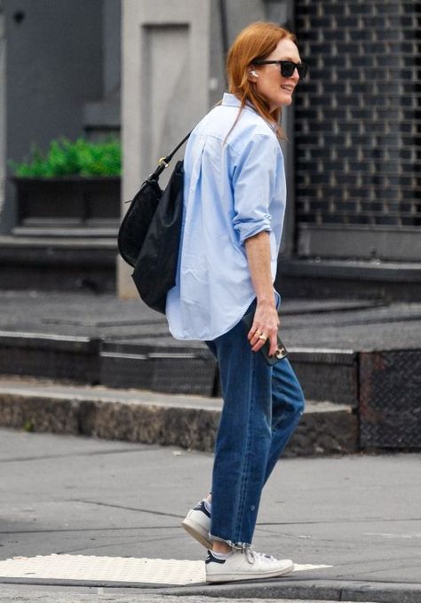 Julianne Moore - Stroll in New York City 09/11/2023 Julianna Moore Style, Julianne Moore 2023, Julianne Moore Style, Julianna Moore, Elsa Hosk Street Style, Dramatic Classic, Spring Capsule, Julianne Moore, Celebrity Trends