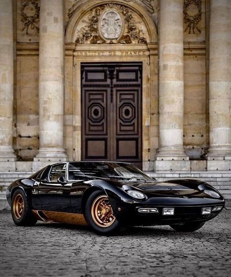 Lamborghini Miura Sv, Art In Motion, Lamborghini Miura, Luxurious Cars, V12 Engine, Classic Cars Vintage, Mode Vintage, Car Collection, Art Music