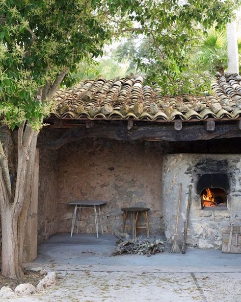 Mediterranean Farmhouse Exterior, Rustic Mediterranean Farmhouse, Mediterranean Farmhouse, Rustic Mediterranean, Farmhouse Exterior Design, Outdoor Oven, Natural Interior, Gas Fire, Fireplace Ideas