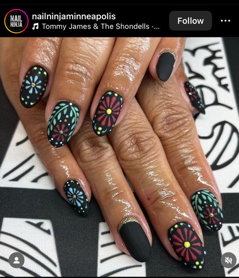 Day Of The Dead Nails Simple, Dot Art Nails, Day Of The Dead Nail Art, Dia De Los Muertos Nail Ideas, Day Of The Dead Nails, Dead Nails, Sugar Skull Nails, Nail Combos, Skull Nails