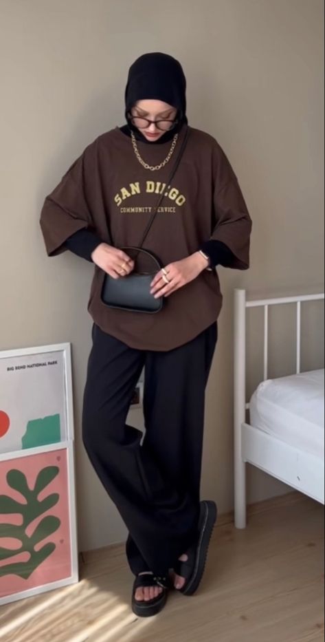 Oversized Tshirt Outfit Modest, Modest T Shirt Outfit, Hijabi Tshirt Outfit, Modest Western Outfits With Hijab, Oversized Tshirt Hijab Outfit, Hijab T Shirt Outfit, T Shirt Hijab Outfit, Hijabi Baggy Outfits, Oversized Outfit Hijab