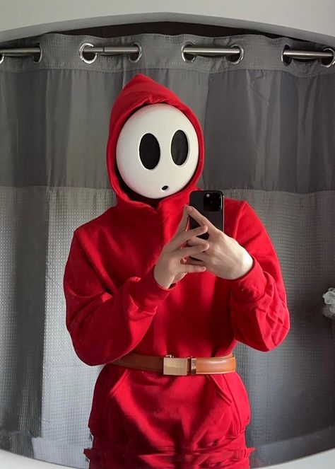 Nintendo Switch Halloween Costume, Shy Guy Mask Diy, Shy Guy Pfp, Scary Mario Costume, Shy Guy Cosplay Female, Shy Guy Costume, Shy Guy Cosplay, Toadette Cosplay, Mario Party Cosplay