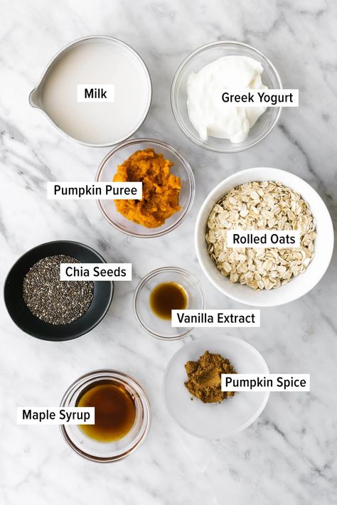 This pumpkin spiced overnight oats recipe is a deliciously easy breakfast idea that will make your fall mornings a breeze! #fallrecipe #pumpkinrecipe Ideas Desayunos, Pumpkin Pie Overnight Oats, Pumpkin Overnight Oats, Best Overnight Oats Recipe, Pumpkin Oats, Oat Recipes Healthy, Overnight Oats Recipe Healthy, Overnight Oats Healthy, Overnight Oats Recipe