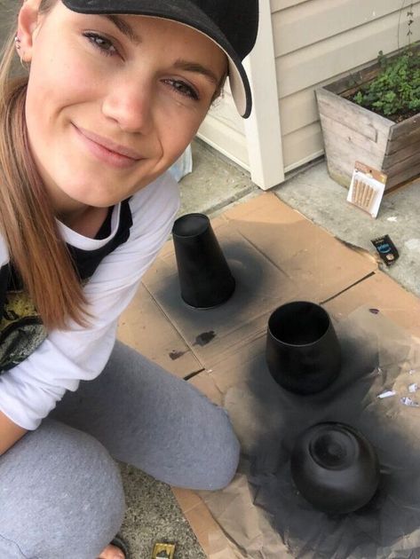 Best Black Spray Paint, Spray Paint Mirror, Dresser Flip, Spray Paint Vases, Matte Black Spray Paint, Matte Spray Paint, Dollar Tree Vases, Mud Paint, Furniture Dresser