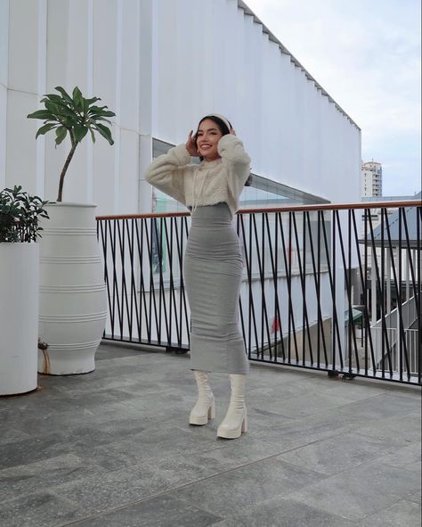 Grey Maxi Dress Outfit Winter, White Bodycon Dress Outfit Winter, Long White Boots Outfit Winter, Long Grey Skirt Outfit Winter, White Knee High Boots Outfit Winter, Maxi Dress With Boots Winter, Maxi Skirt And Boots Outfit, Gray Maxi Dress Outfit, White Short Boots Outfit