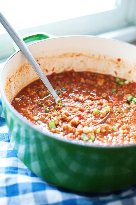 Two kinds of ground turkey to add plenty of flavor while keeping the fats low, no beans, and lots of added veggies create a pot of the most delicious healthy chili! You'll be shocked at how light a giant bowl is... www.lillieeatsandtells.com #lillieeatsandtells #macrofriendlyrecipes #lillielovesmacros #macrofriendlychili Cauliflower Chili Recipe, Cauliflower Chili, Turkey Cauliflower, Lillie Eats And Tells, One Pot Chili, Clean Dinner, Macro Recipes, Keto Soups, Healthy Chili