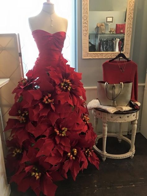 Mannequin Trees For Christmas, Christmas Maniquin Ideas, Christmas Tree Mannequin Dresses, Christmas Mannequin Tree, Christmas Tree Dress Mannequin, Maniquin Christmas Tree, Christmas Tree Costume Diy, Diy Christmas Party Decor, Christmas Dress Ideas