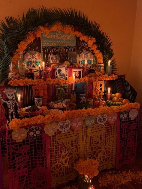 Traditional Ofrenda, Small Ofrenda Ideas, Ofrenda Altar, Dia De Los Muertos Party Ideas, Dia De Los Muertos Decorations Ideas, Family Altar, Day Of The Dead Party, Diwali Party, Día De Muertos